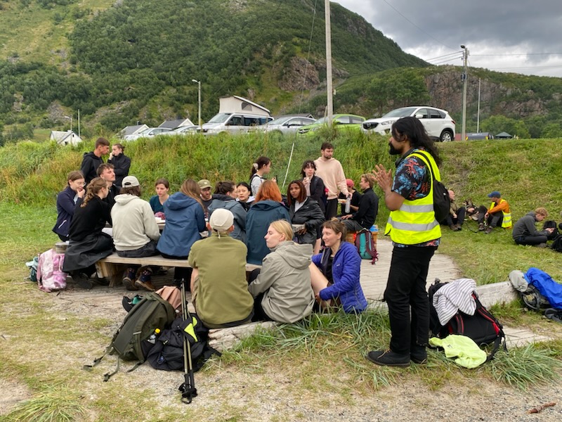 En rekke studenter p&aring; utflukt ved nordnorsk fjord. 