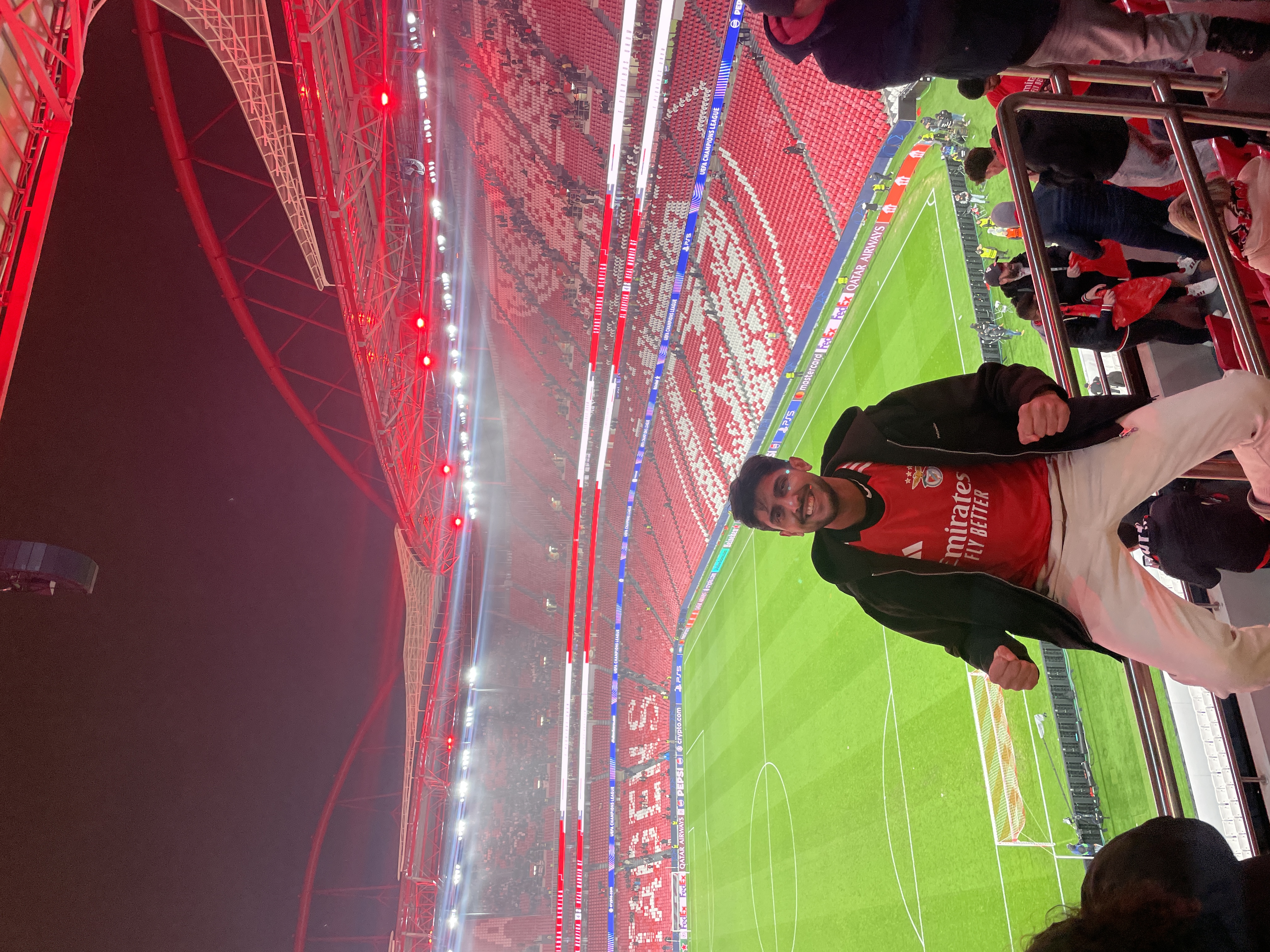 mann, foran fotballstadium