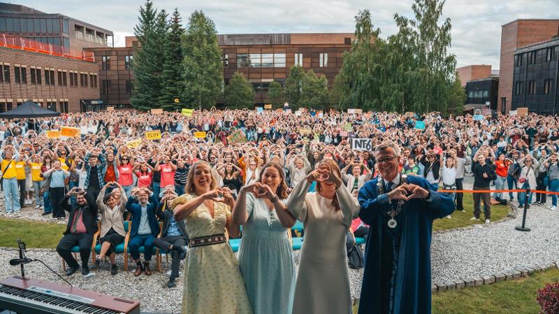  Gruppe med mennesker jubler mot fotografen