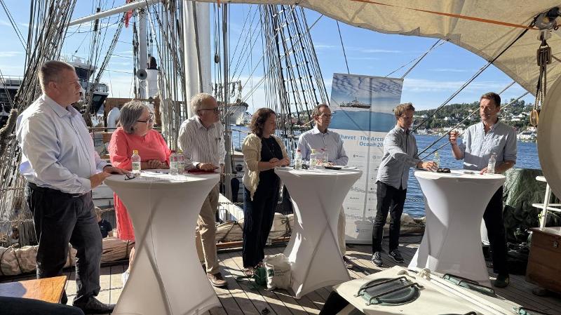 mennesker som st&aring;r ombord p&aring; et ski og har en samtale