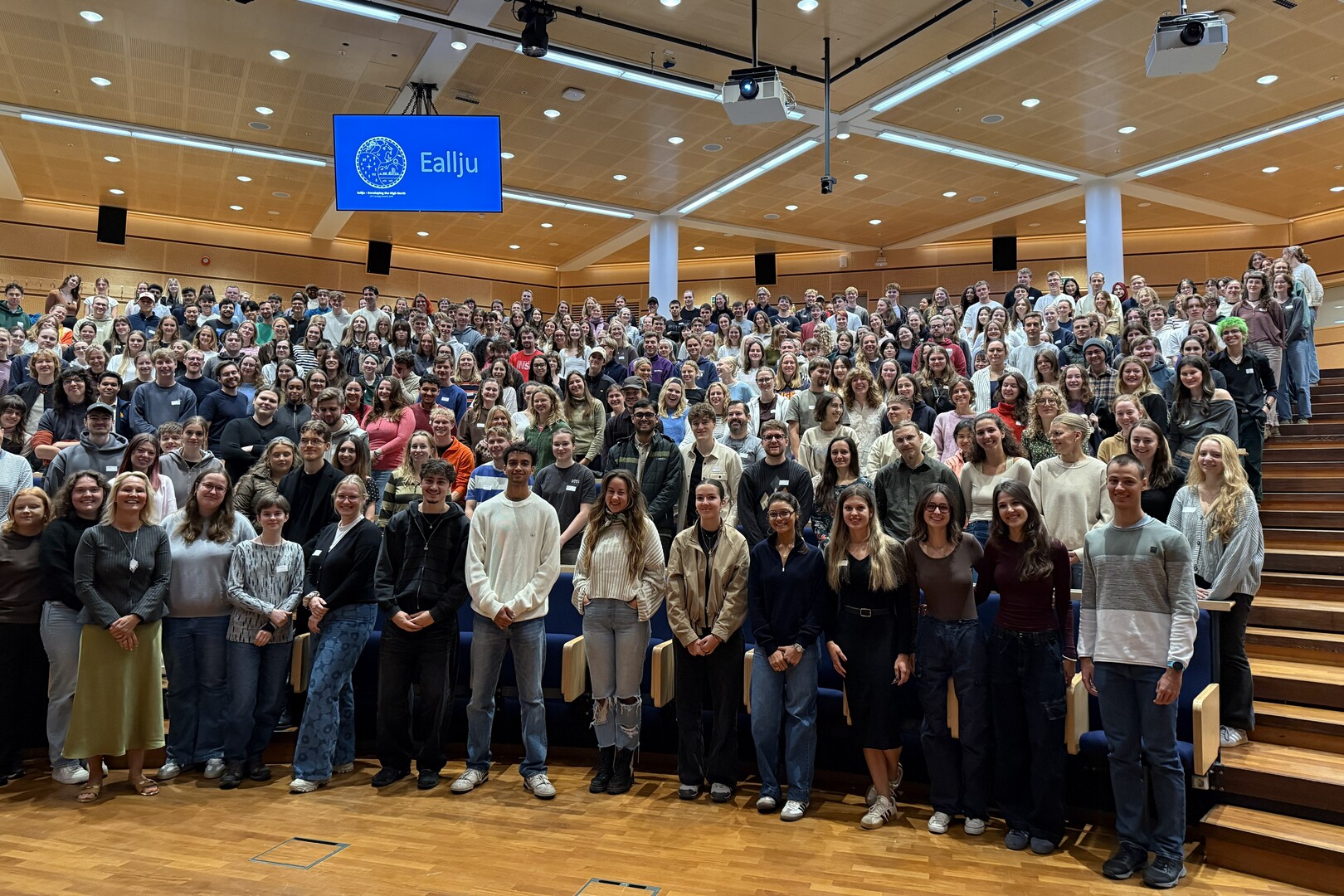 Gruppefoto i et audiotorium.
