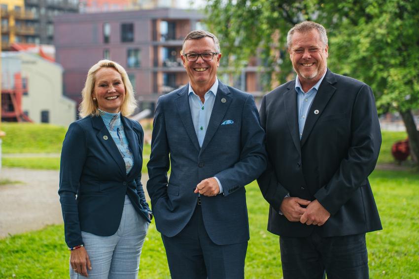 Tre rektorer poserer i gr&oslash;nne omgivelser. 