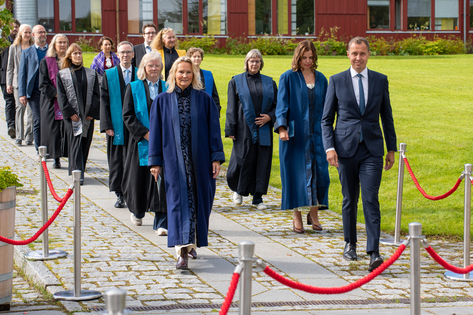 Studiestart 2026 (3).jpg Akademisk prosesjon i pent vær ute.