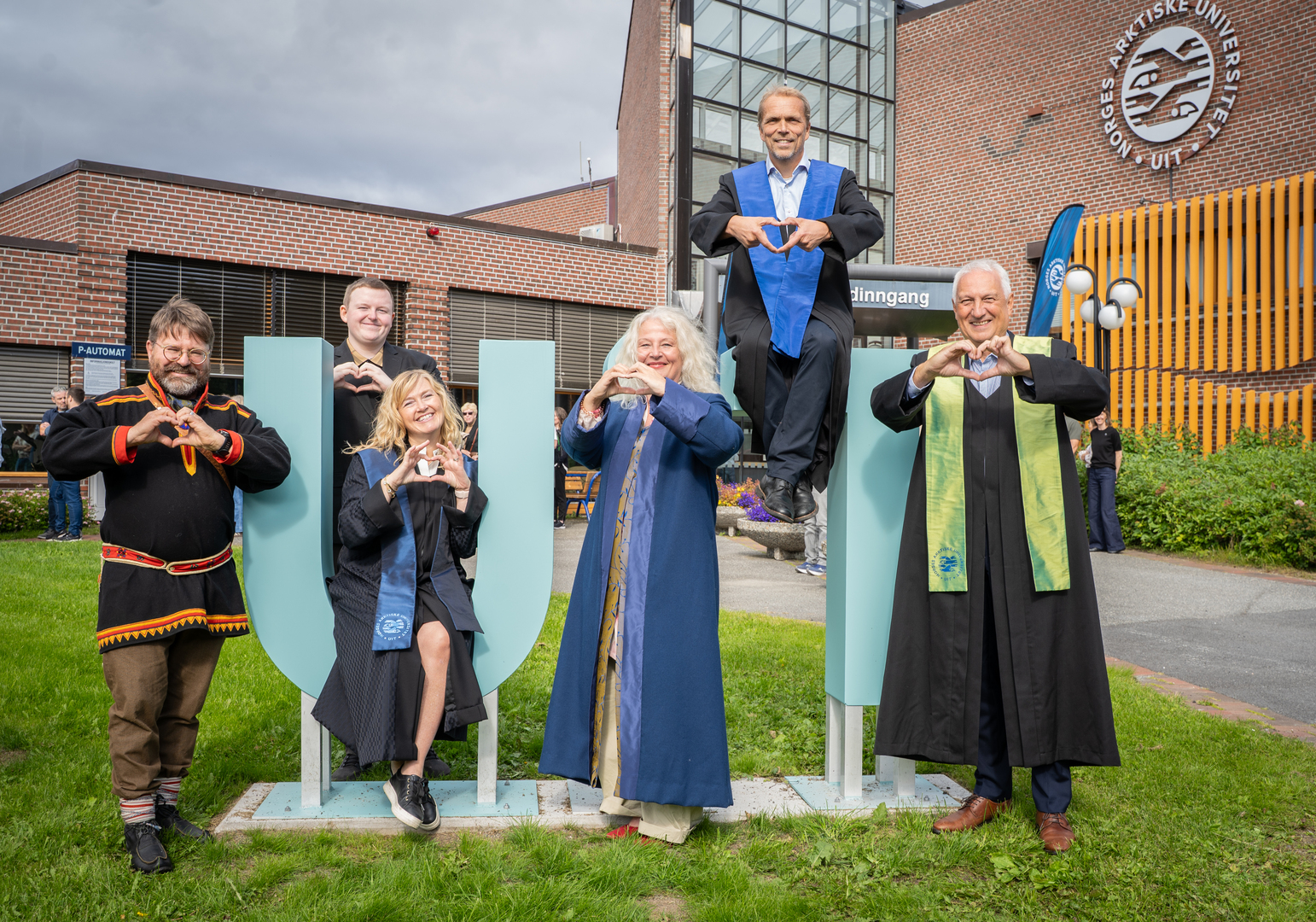 Studiestart Alta (8).jpg Rektorer er samlet om hjerte-selfie-bilde