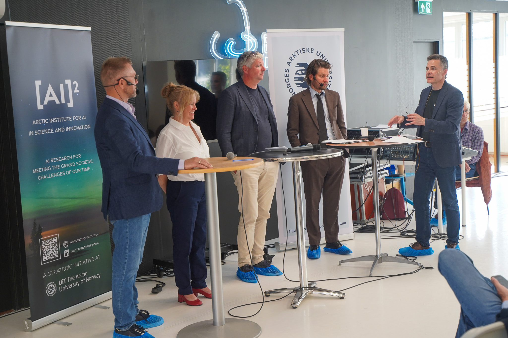 Arendalsuka KI og Arktis Fem personer samlet til en paneldiskusjon om KI sin rolle i Arktis og nordområdene.