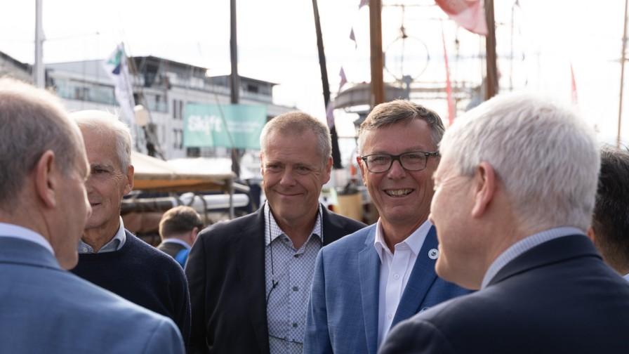 ipy5-PK-prat-260812-09.jpg Prorektor Jørgen Berge og rektor Dag Rune Olsen sammen med statsminister Jonas Gahr Støre og samarbeidspartnere på pressekonferansen i Arendal.