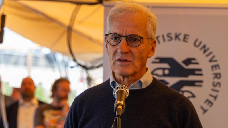 mann som snakker i mikrofon