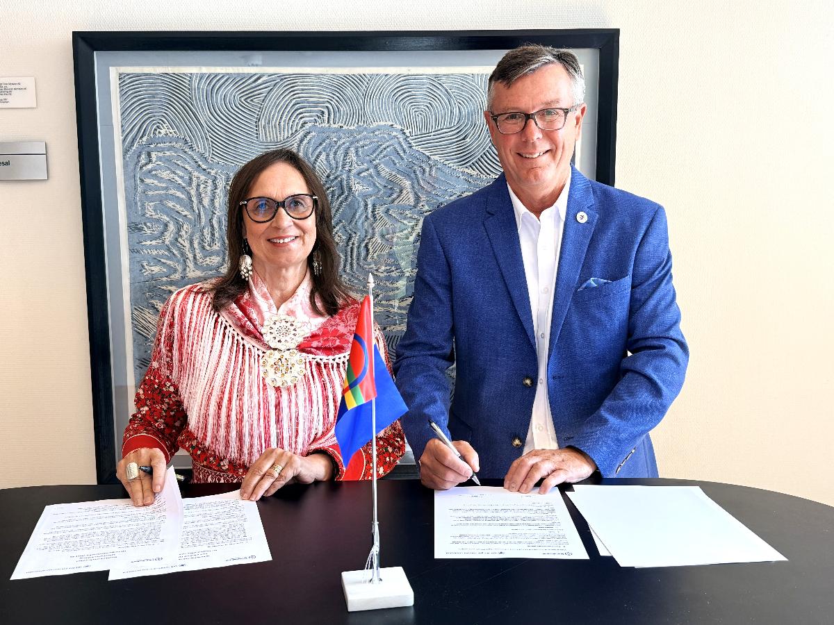 Liv Inger Somby og Dag Rune Olsen signerer