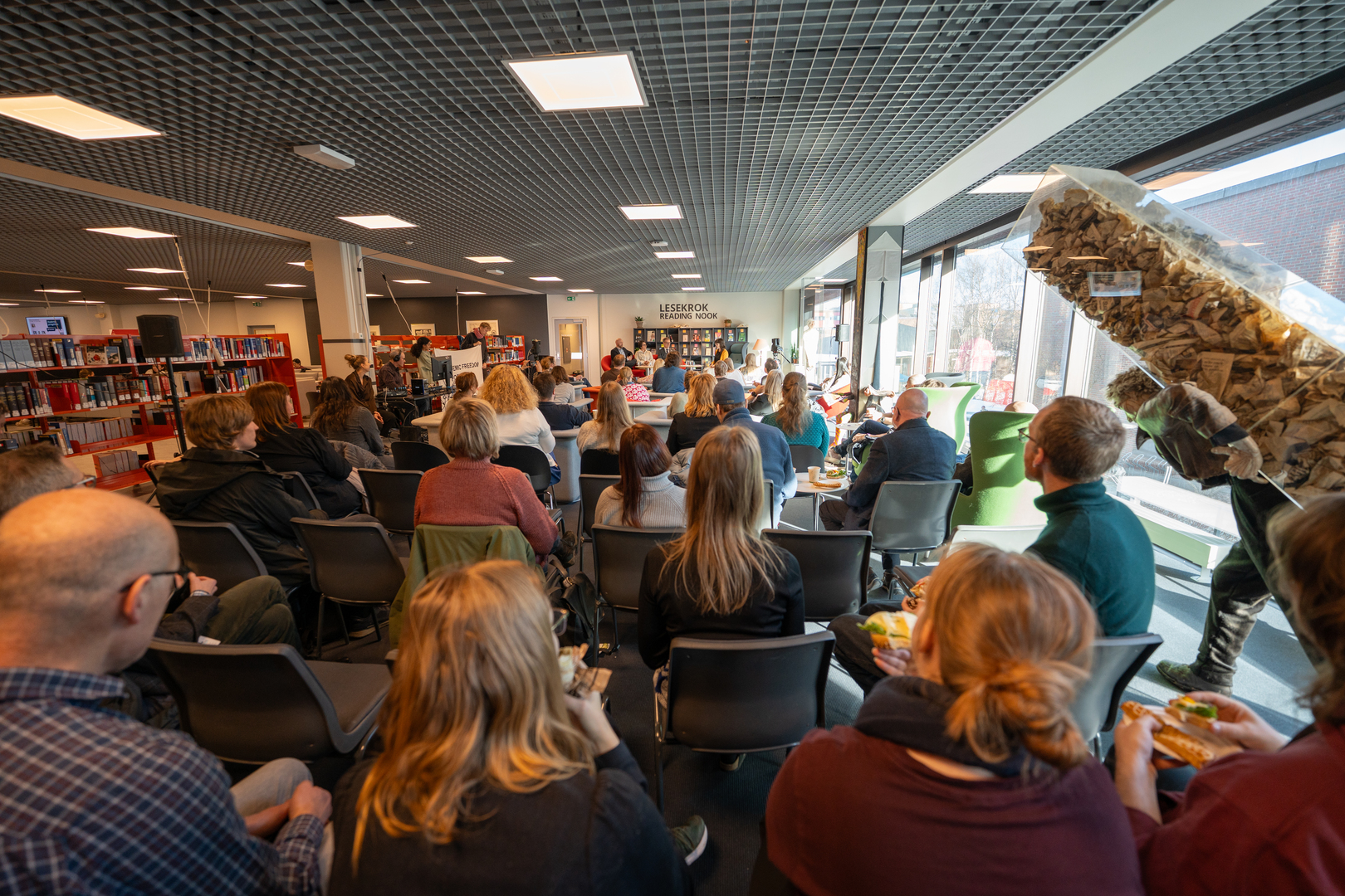 Akademisk ytringsfrihet er tema for UiT samtaler.jpg Stort samtalemøte med masse publikum på et bibliotek.
