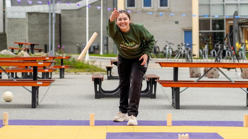 dame som kaster en ball