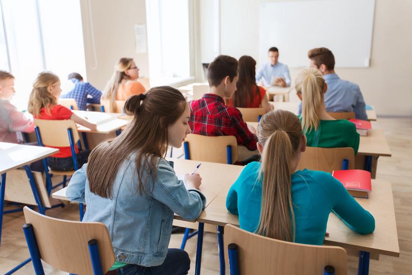 Skoleklasse ved pultene sine