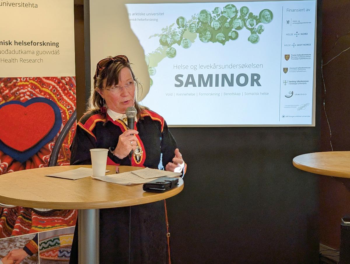 Ann-Ragnhild Broderstad st&aring;r p&aring; en scene og holder en innledning under Arendalsuka