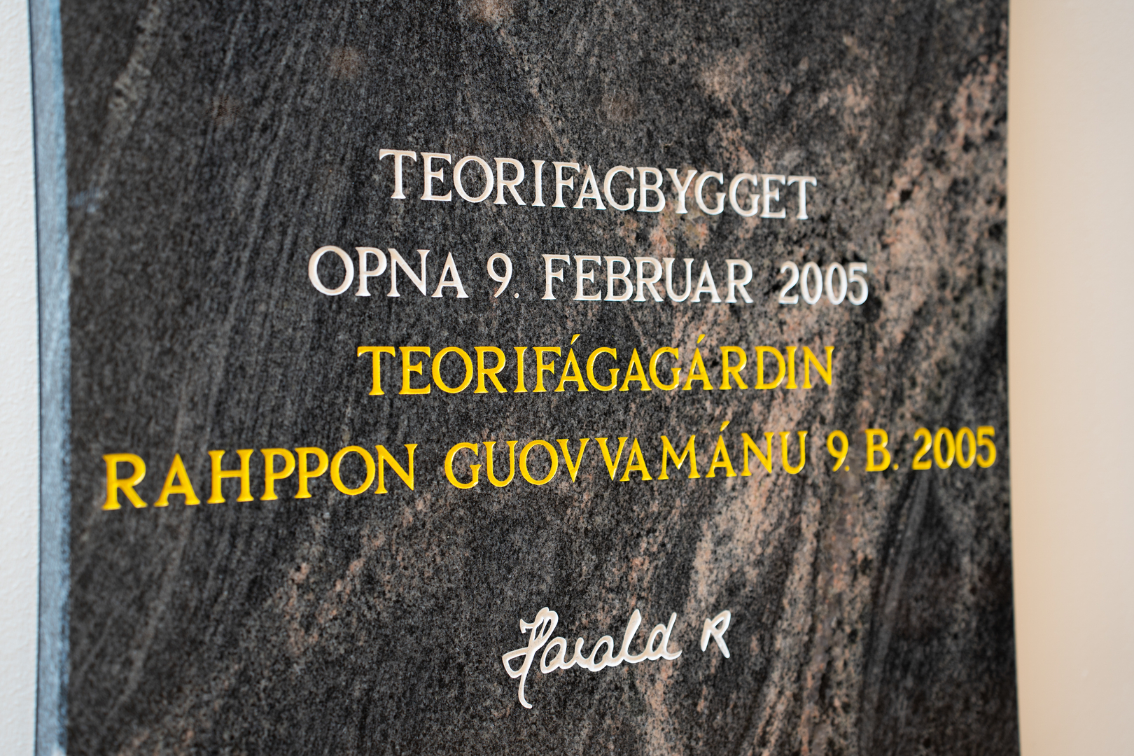 Kong Harald signatur solhallen.jpg Stone with the signature of the king.