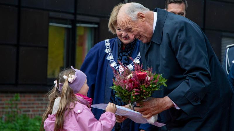 King meeting a small girl that gives him flowers