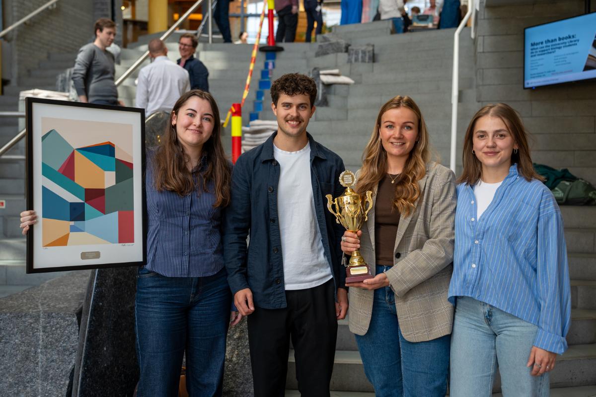 BlueBond-gr&uuml;ndere med bevis for sin NM-tittel som beste studentbedrift i 2026.  