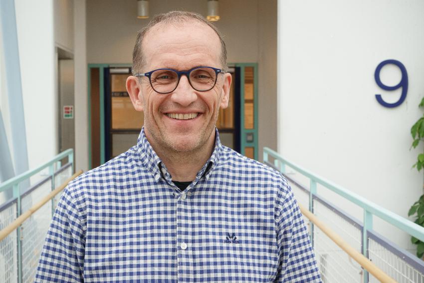 Viser bilde av professor Arnfinn Sundsfjord