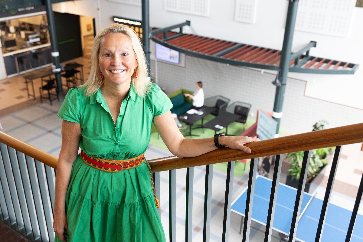 Viser bilde av prorektor Rikke G&uuml;rgens Gj&aelig;rum som st&aring;r i en trapp p&aring; campus Harstad