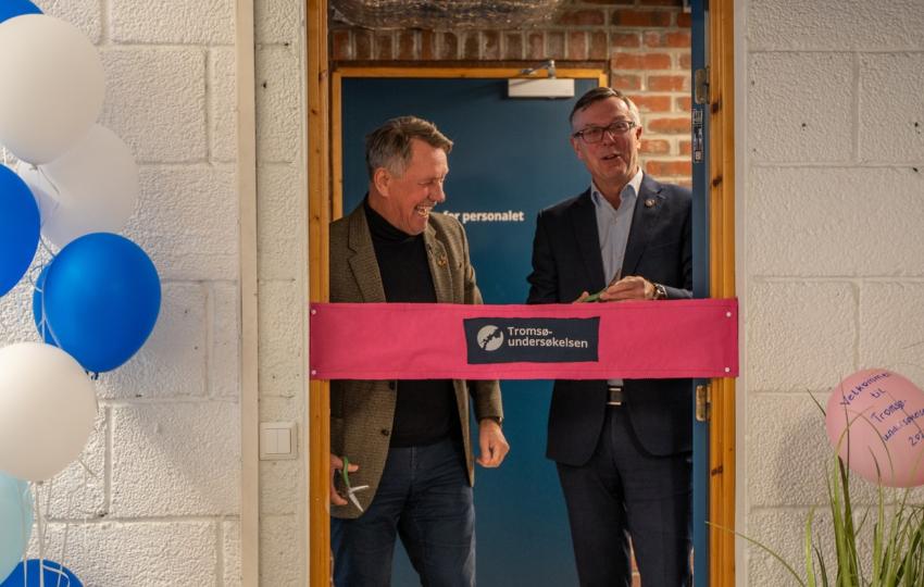  Ordf&oslash;rer Gunnar Wilhelmsen og Rektor Dag Rune Olsen klipper  b&aring;nd som &aring;pner Troms&oslash;8 i fjor. 