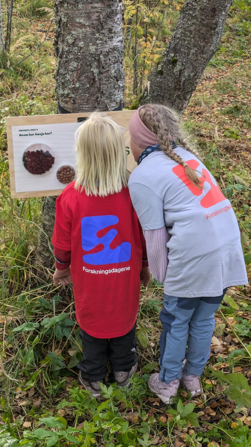 1000010333.jpg to jenter som ser på noe på en natursti