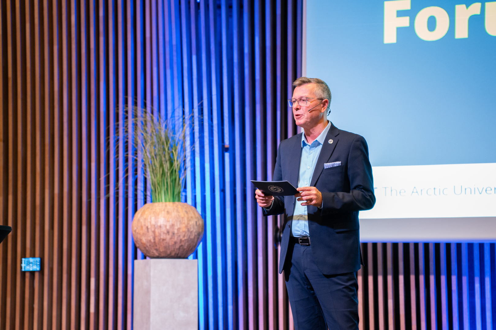 Universitetetsrektor taler i konferansesal. 