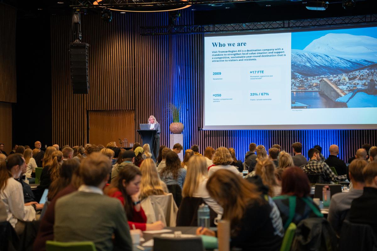 Den st&oslash;rste konferansesalen p&aring; The Edge var full av engasjerte masterstudenter fra UiT tirsdag 8. september.