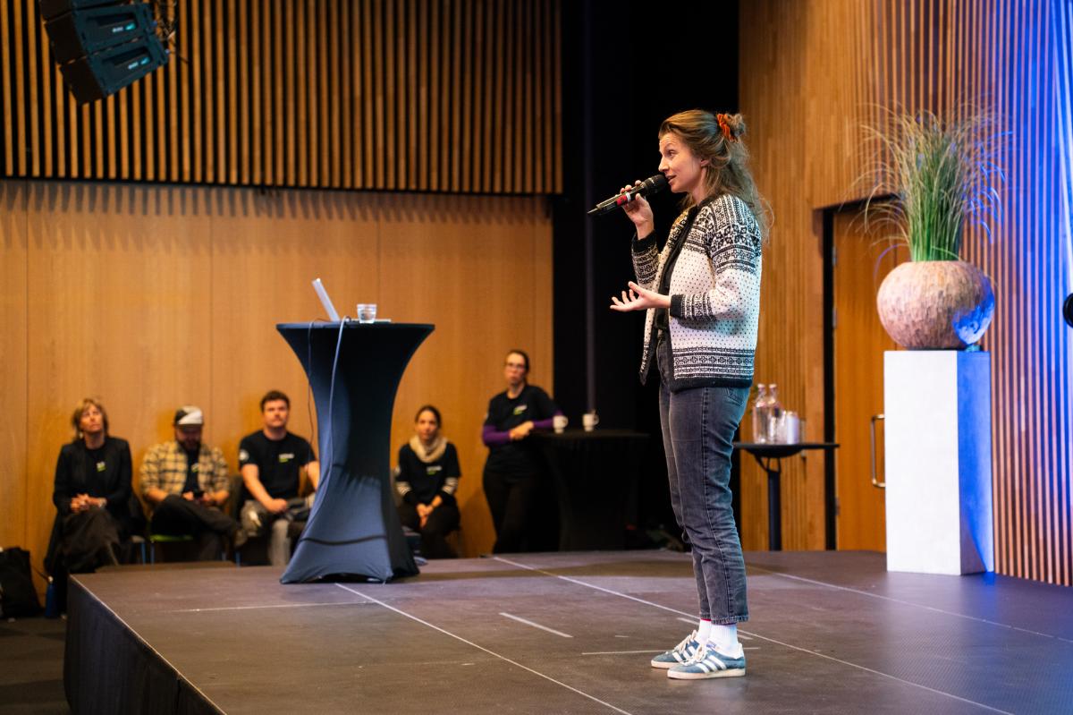 Slampoet Ingvild Aust: &ndash; Hva er egentlig b&aelig;rekraft n&aring;r vi vil ha milj&oslash;vennlige fly og cruiseskip, samt shippe gr&oslash;nn laks til Japan? 