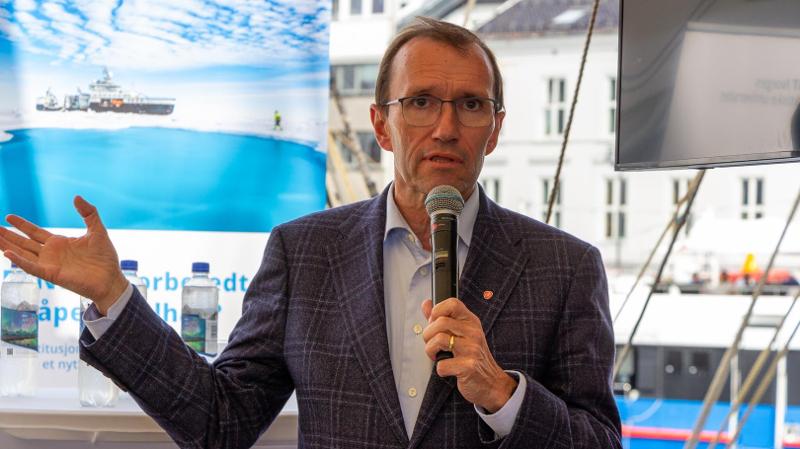 mann som snakker i mikrofon