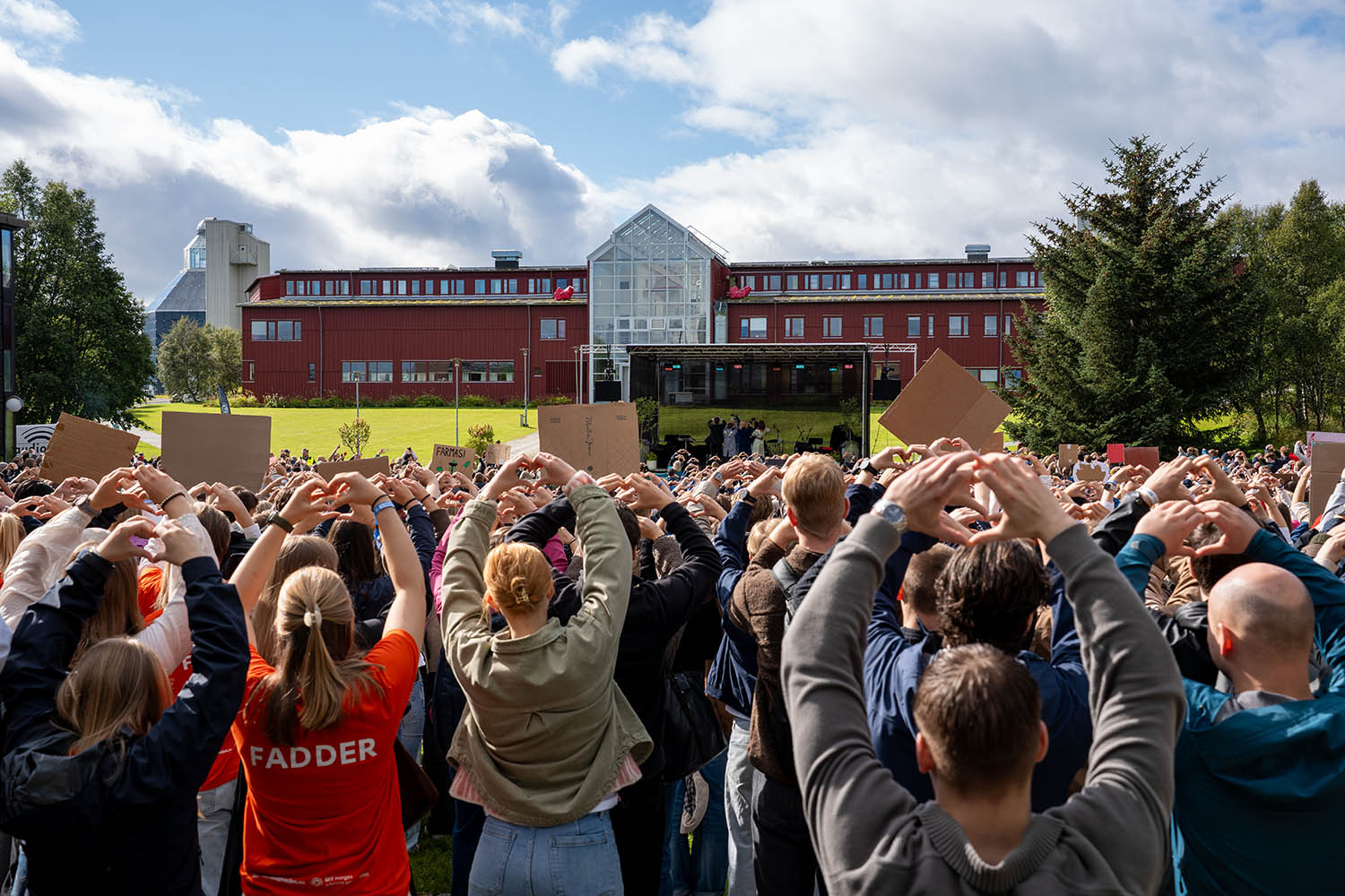 Studenter p&aring; campus under studiestartsarrangement.