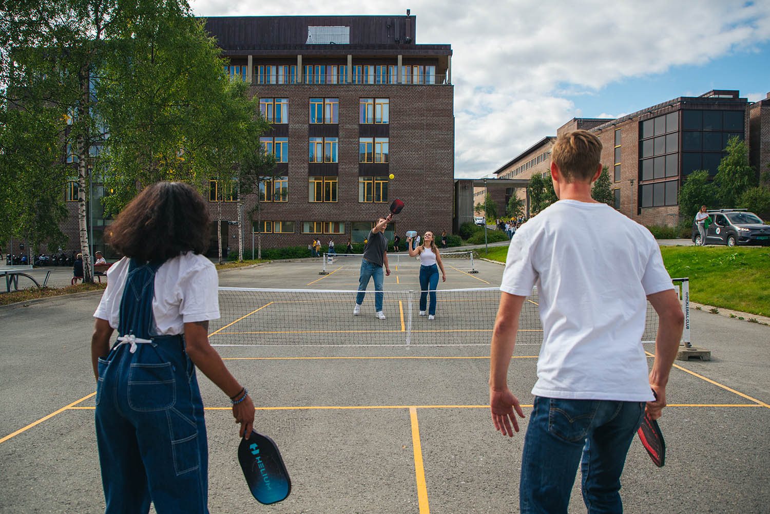 Studenter som spiller pickleball.