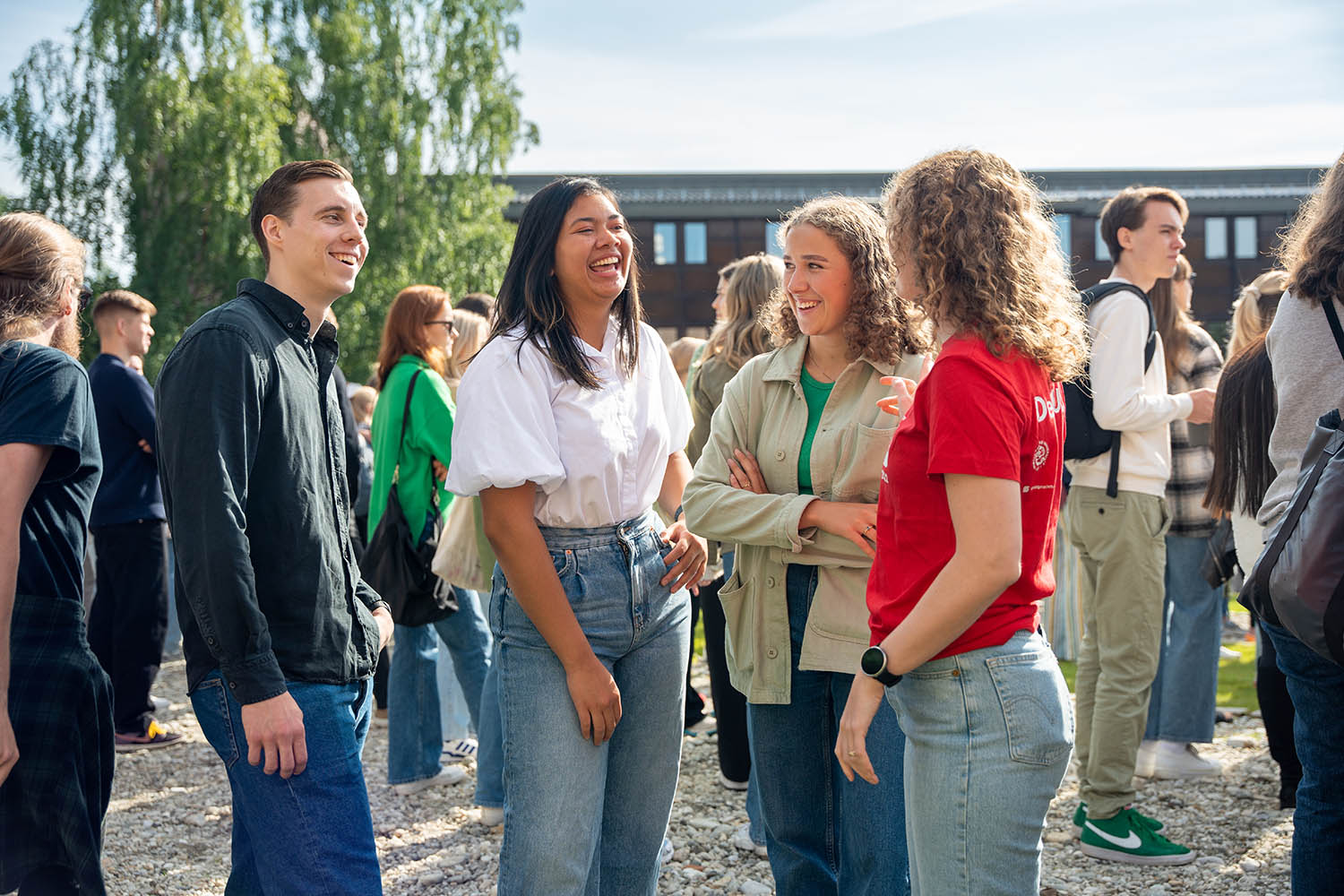 Studenter utend&oslash;rs p&aring; campus.