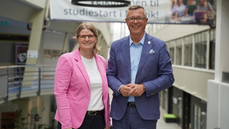 mann og dame som st&aring;r sammen