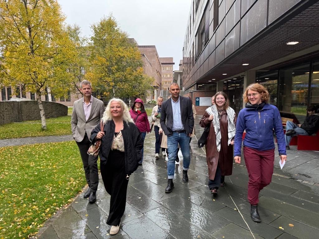 Stor gruppe mennesker foran UiTs logo p&aring; campus i Troms&oslash;. Bente Haug, UiT, Carl Thodesen, OsloMet, Linn Dypdal, NMBU, Alexandra Ulrichsen, KD, Victoria Skogsletten Dalen, NSO, Ann Elin B. Andersen, UHR, Solve S&aelig;b&oslash;, NMBU, Andrea Schneider, UiT, Ingrid Mikelsen, UD, Sigrunn Eliassen, UiB