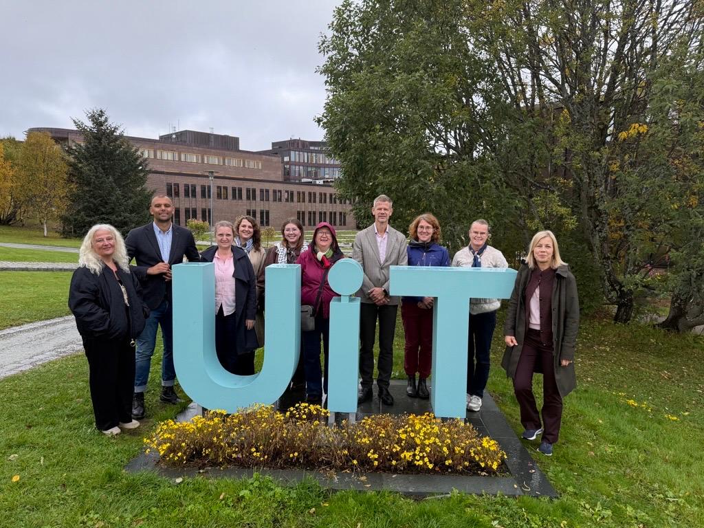 Stor gruppe mennesker foran UiTs logo p&aring; campus i Troms&oslash;. Bente Haug, UiT, Carl Thodesen, OsloMet, Linn Dypdal, NMBU, Alexandra Ulrichsen, KD, Victoria Skogsletten Dalen, NSO, Ann Elin B. Andersen, UHR, Solve S&aelig;b&oslash;, NMBU, Andrea Schneider, UiT, Ingrid Mikelsen, UD, Sigrunn Eliassen, UiB