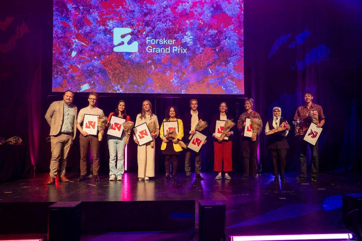 FGP2026_foto_JakobBjørvigHenriksen-00282.jpg Alle deltakerne i Forsker Grand Prix: Fra v. prorektor for formidling v/UiT, Jonas Stein, Harald Lykke Joakimsen, Juliana Tatara, Maria Larsen Moen, Joanna Konieczny, Aksel Samuelsberg, Kristin Heggland, Karolin Tampere, Arefeh Lotfi og Arthur Kruse Sørensen