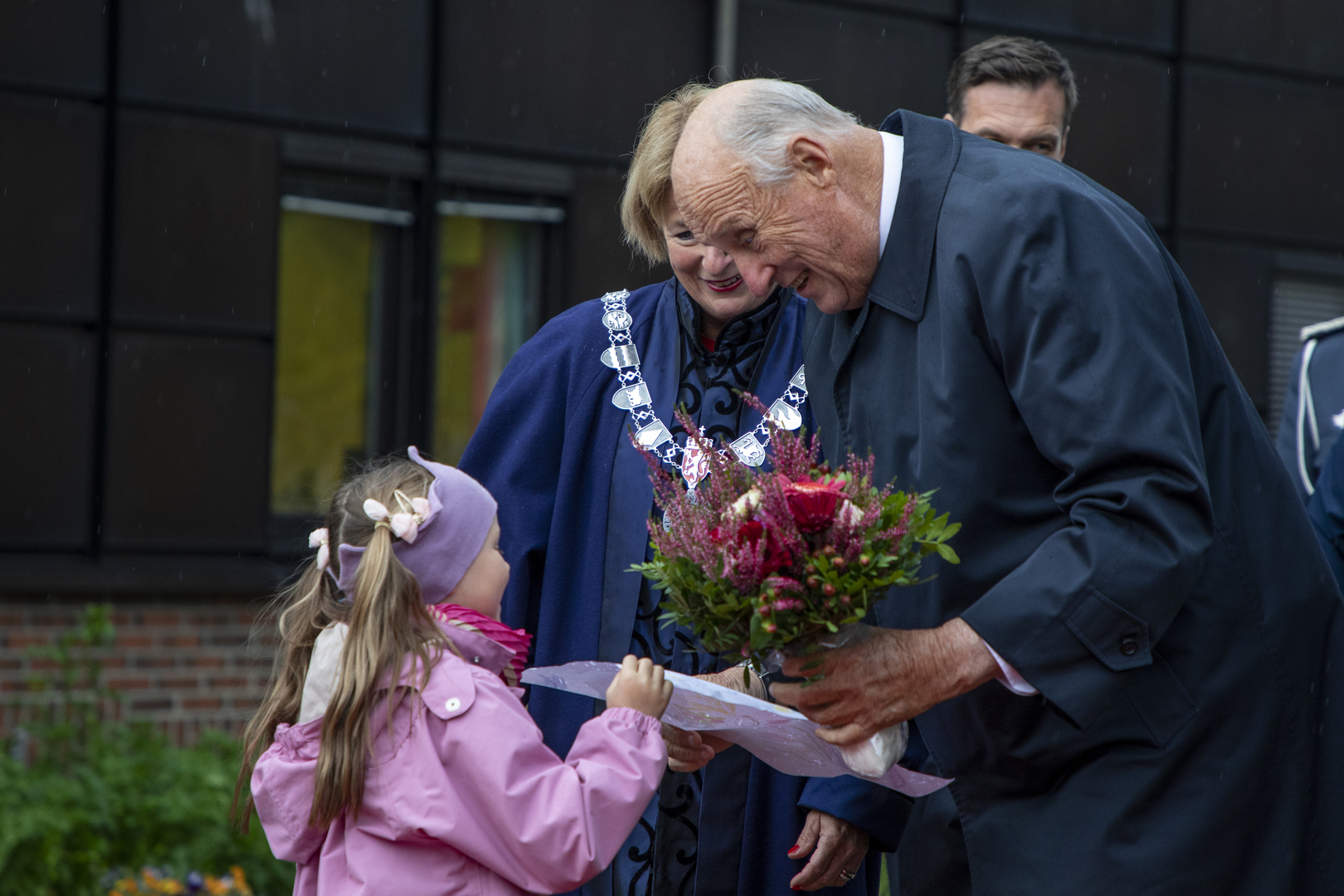 IMG_2097_1.jpg konge som hilser på liten jente