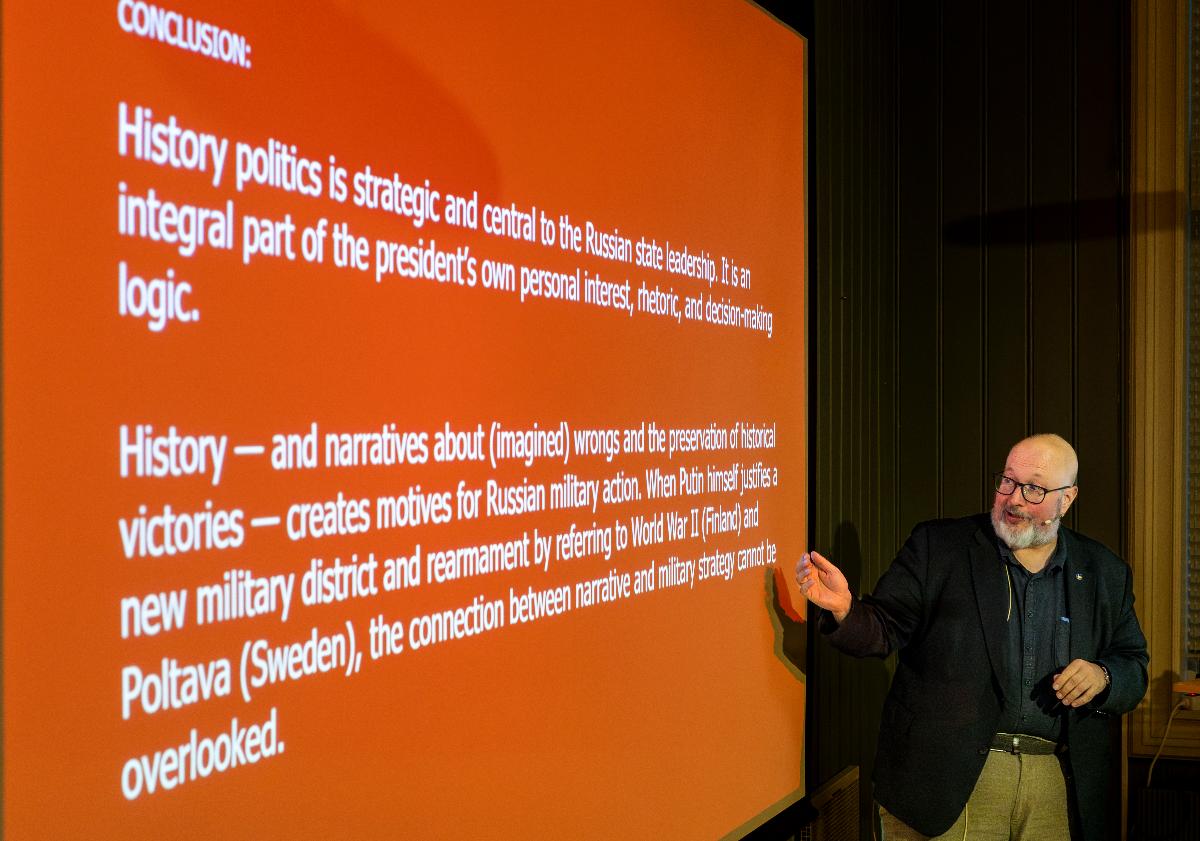 Mann foredrar foran power point-presentasjon