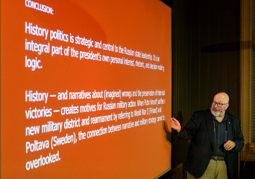 Mann foredrar foran power point-presentasjon
