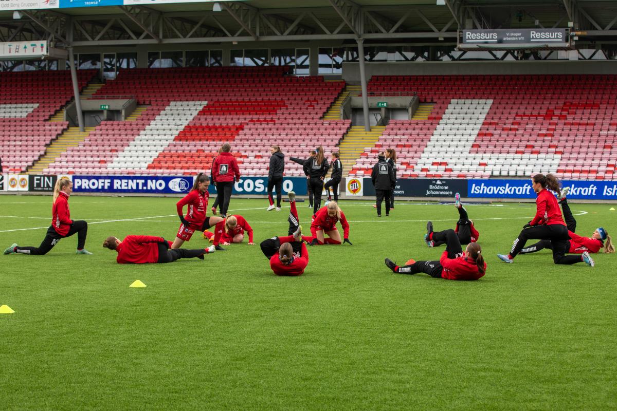 Fotballspillere som t&oslash;yer p&aring; gressmatta