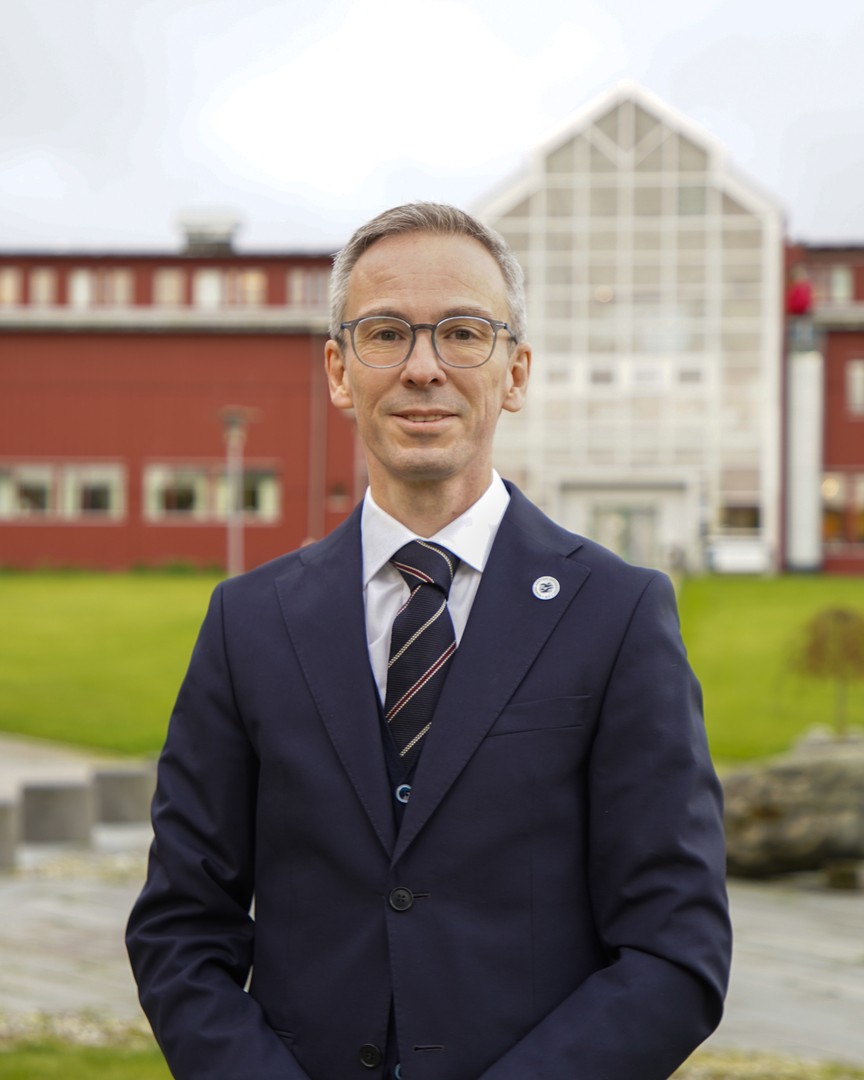 240926_Bjørn-Morten Batalden-03982.jpg Portrettfoto av mann ved bygning