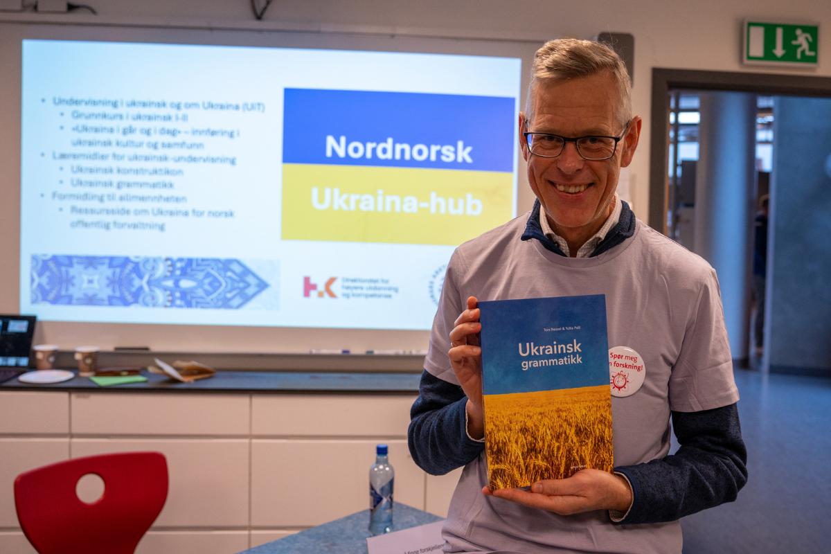 Professor i russisk,Tore Nesset og kollegene, responderte raskt da Russland satte i gang fullskalainvasjonen av Ukraina. De begynte &aring; tilby emner i ukrainsk. N&aring; er den f&oslash;rste russiske grammatikken p&aring; norsk utgitt. 