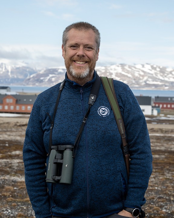 JØRGEN PORTRETT NY-ÅLESUND Karine Nigar Aarskog.jpg Portrettfoto, mann i arktisk landskap