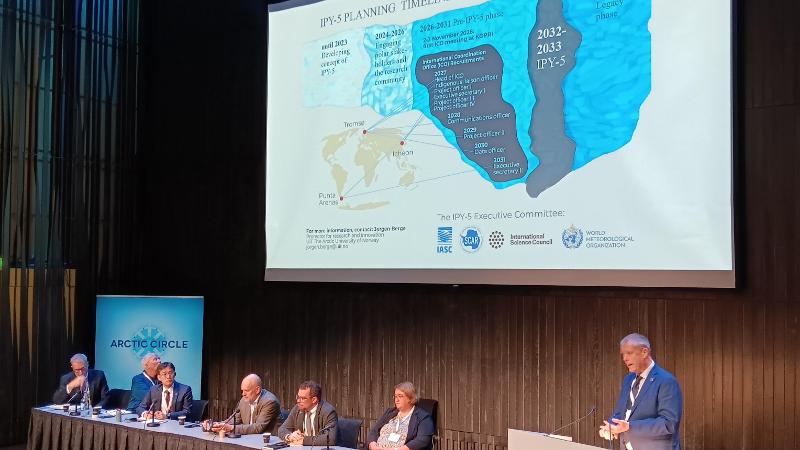mennesker som er p&aring; en konferanse-scene