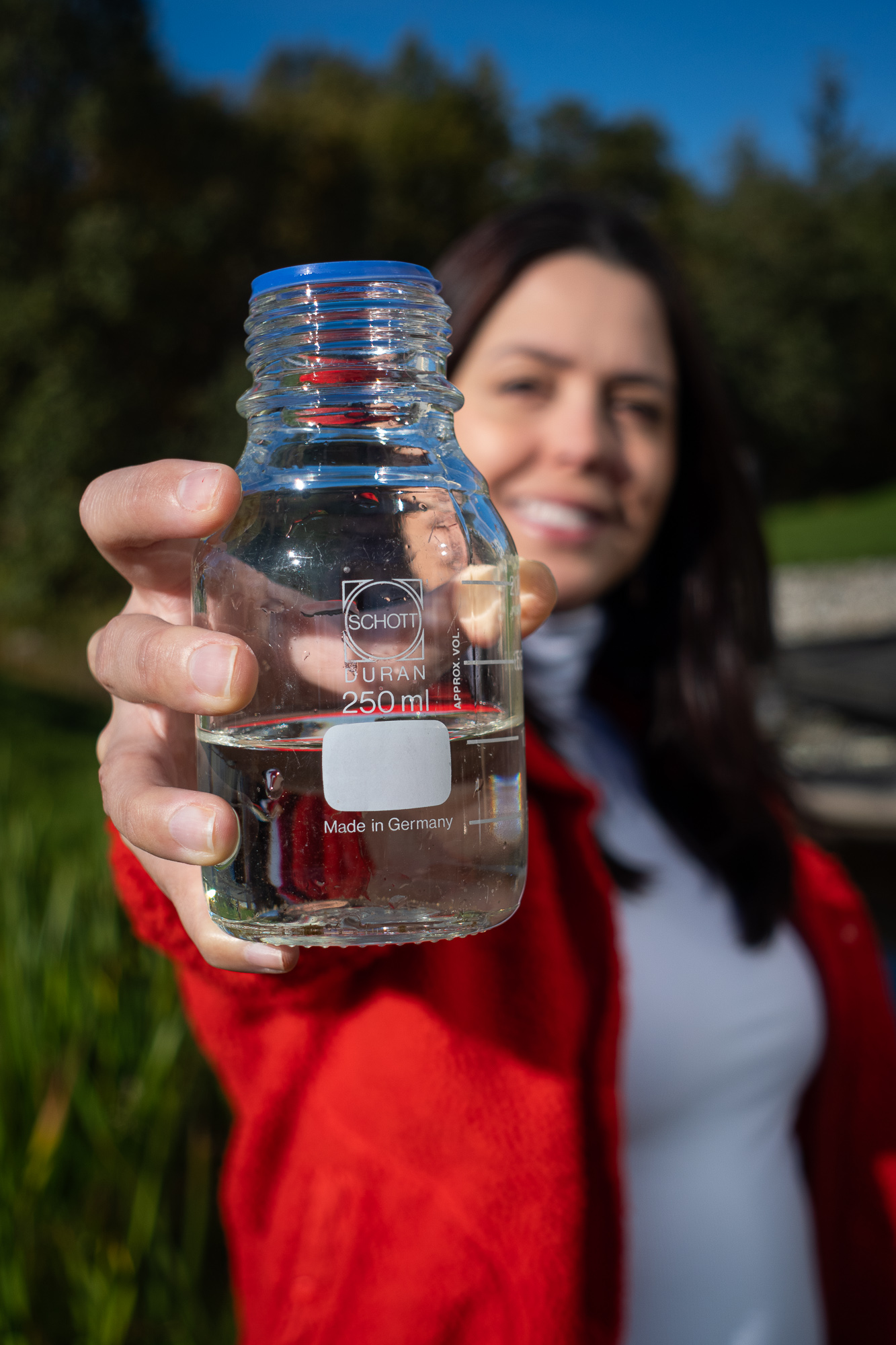 juliana_tatara_gigantvirus_110926_2000px-3.jpg Juliana Tatara with water sample