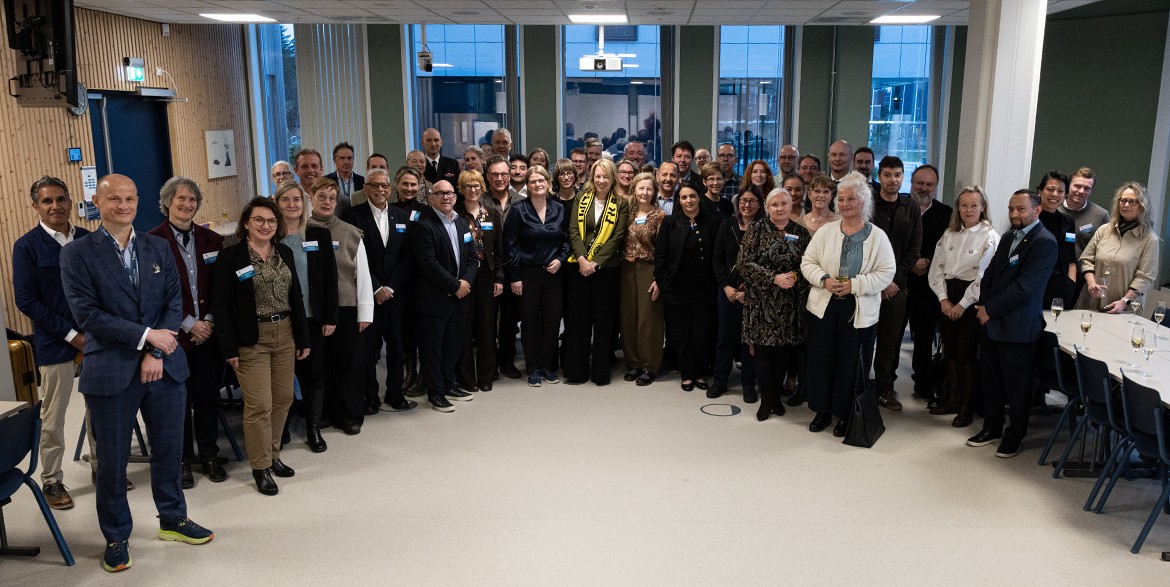 Ambassador_reception5.jpg Gruppefoto med flere rader med personer samlet i et stort rom.