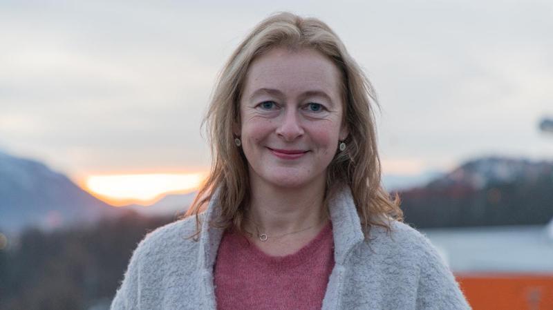 portrett av en kvinne utend&oslash;rs