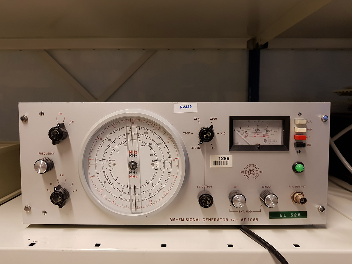 Bilde av TES AM/FM høgfrekvens signalgenerator
